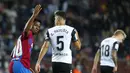 Penyerang Barcelona, Ansu Fati berselebrasi usai mencetak gol ke gawang Valencia pada pertandingan lanjutan La Liga Spanyol di stadion Camp Nou,Spanyol, Senin (18/10/2021). Kemenangan ini mengantar Barcelona berada di peringkat ketujuh klasemen dengan 15 poin. (AP Photo/Joan Monfort)