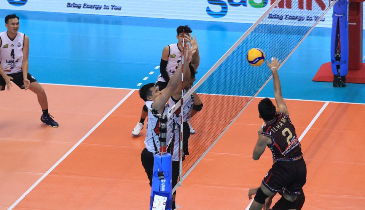 <p>Pemain Palembang Bank Sumsel Babel, Ilham Akbar (kanan) melepaskan spike yang berusaha diblok dua pemain Jakarta LavAni Allo Bank Electric, Dio Zulfikri (kiri) dan Muhammad Malizi pada laga pekan pertama putaran I PLN Mobile Proliga 2024 di GOR Amongrogo, Yogyakarta, Minggu (28/4/2024). Palembang Bank Sumsel Babel kalah 0-3 (24-26, 23-25, 19-25). (Dok. PBVSI)</p>