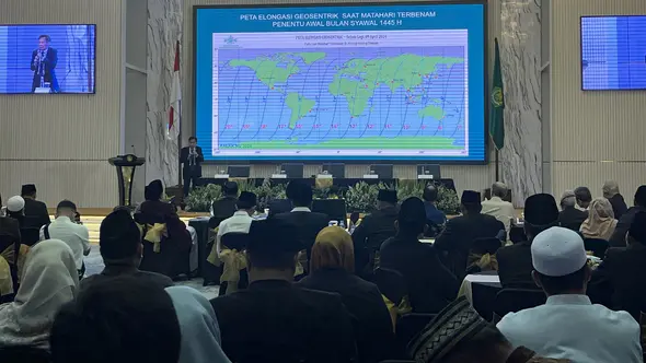 Anggota Tim Hisab dan Rukyat Kemenag Cecep Nurwendaya memberikan pemaparan dalam sidang isbat penentuan Idul Fitri 2024, Selasa (9/4/2024).(Liputan6.com/ Winda Nelfira)