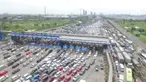 Lalu lintas menuju Cikampek padat dari KM 24 hingga gerbang Tol CIkarang Utama. Sebanyak 14 gardu disiapkan beserta 6 gardu cadangan. 