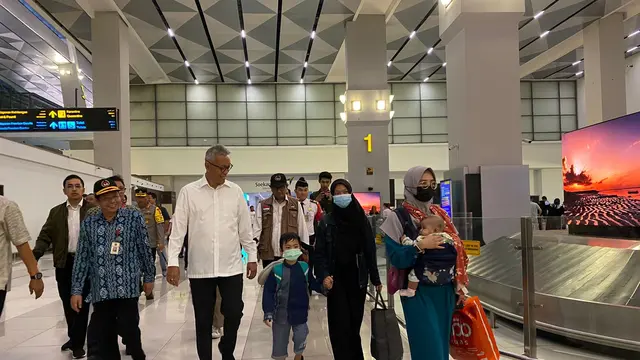 WNI tiba dari Sudan pada evakuasi tahap 2 dari perang saudara di negara tersebut.