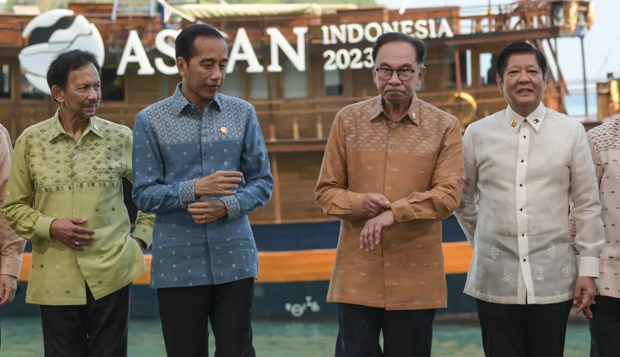 Songke adalah tenun khas masyarakat Manggarai yang berdiam di sisi barat Pulau Flores. (Bay Ismoyo/Pool Photo via AP)