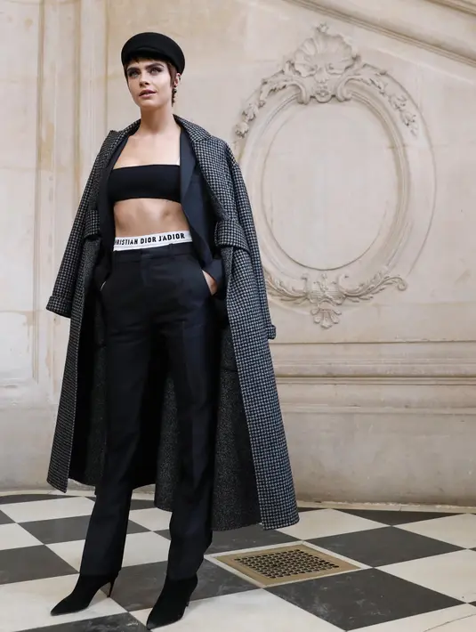 Pose model Cara Delevingne saat pemotretan sebelum tampil memperagakan busana koleksi fall/winter 2018 Christian Dior di Paris Fashion Week, Prancis (27/2). (AFP Photo/Patrick Kovarik)