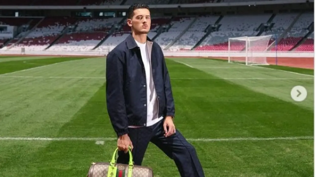 Gaya Cool Justin Hubner Jadi Model Pakaian dan Tas Gucci