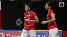 Pebulutangkis Indonesia, Greysia Polii/Apriyani Rahayu saat melawan Maiken Fruergaard/Sara Thygesen (Denmark) pada final ganda putri Indonesia Masters 2020 di Istora GBK, Jakarta, MInggu (19/1/2020). Greysia/Apriyani unggul 18-21 21-11 23-21. (Liputan6.com/Helmi Fithriansyah)