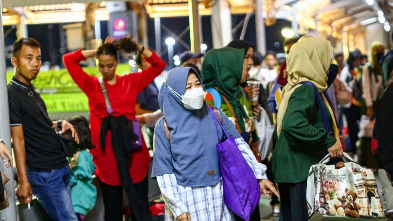 Pemudik pejalan kaki terpantau memadati <i>gang way </i>menuju kapal penyeberangan di Dermaga 3 Pelabuhan Merak, Cilegon, Banten, Sabtu (6/4/2024). Tak hanya pemudik bermobil, ribuan pemudik pejalan kaki juga memadati Pelabuhan Merak pada puncak arus mudi