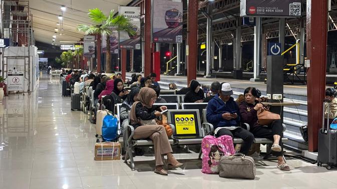 Kereta Jalur Pantura Terlambat hingga 2,5 Jam Akibat Rel Terendam Banjir di Kendal, KAI Minta Maaf