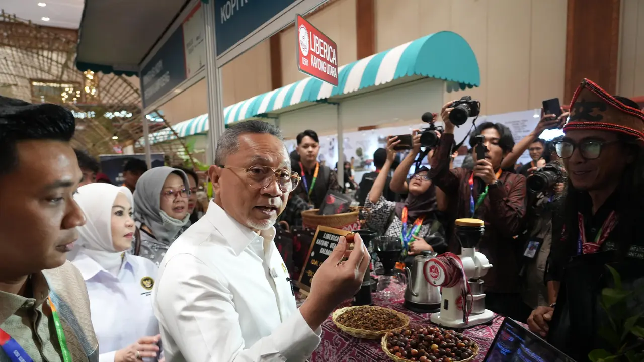 Menteri Koordinator (Menko) Bidang Pangan Zulkifli Hasan (Zulhas) usai membuka kegiatan World of Coffee Jakarta 2025, di Jakarta International Convention Center, Kamis (15/5/2025).