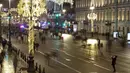 Kombinasi gambar ini menunjukkan di atas, orang-orang berjalan di sepanjang prospek Nevsky, selama perayaan Tahun Baru di St.Petersburg, Rusia 1 Januari 2021, dan di bawahnya, file foto dari lokasi yang sama dikemas dengan orang-orang pada hari Rabu, 1 Januari 2020. (AP Photo/Dmitri Lovetsky)