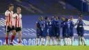 Pemain Chelsea Thiago Silva merayakan bersama rekan satu timnya usai mencetak gol ke gawang Sheffield United pada pertandingan Liga Premier Inggris di Stadion Stamford Bridge, London, Sabtu (7/11/2020). Chelsea menang 4-1. (Peter Cziborra/Pool via AP)
