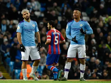 Ekspresi pemain Manchester City Sergio Aguero (kiri) dan Gabriel Jesus setelah rekan mereka Fernandinho mencetak gol bunuh diri saat menghadapi Crystal Palace pada pertandingan Liga Inggris di Etihad Stadium, Manchester, Inggris, Sabtu (18/1/2020). Laga berakhir 2-2. (AP Photo/Rui Vieira)
