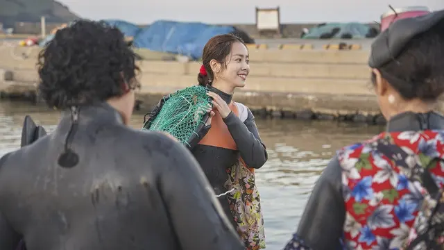 Han Ji Min dalam serial Our Blues. (Foto: Netflix)