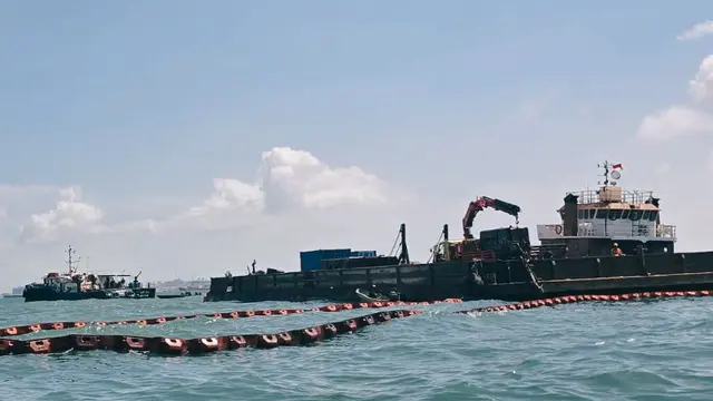 PT Pertamina Port & Logistics (PPL) mengerahkan layanan marine pollution response dan port emergency support untuk menangani insiden kandasnya Kapal LCT Mutiara Garlib Samudera di perairan Pulau Dongas. (Dok Pertamina)