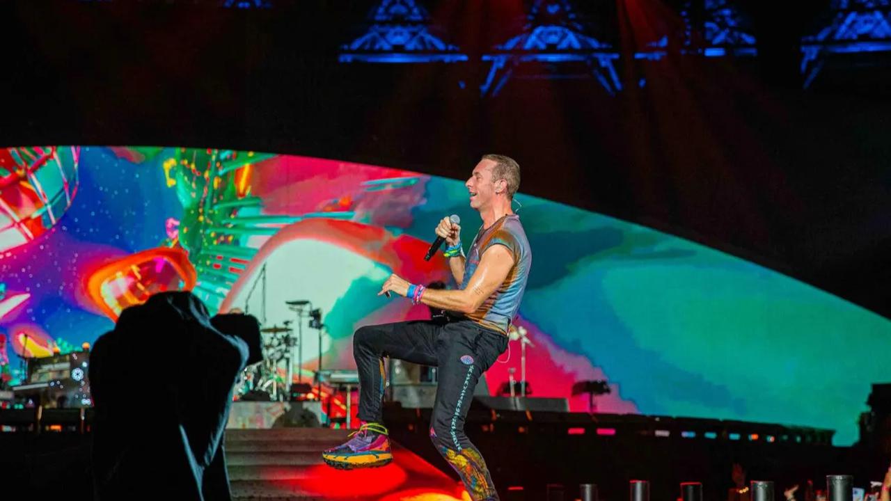 Penampilan grup band asal Inggris Coldplay saat menghidur para penggemarnya sekaligus mengguncang Stadion Utama Gelora Bung Karno (SUGBK), Jakarta, Rabu (15/11/2023).