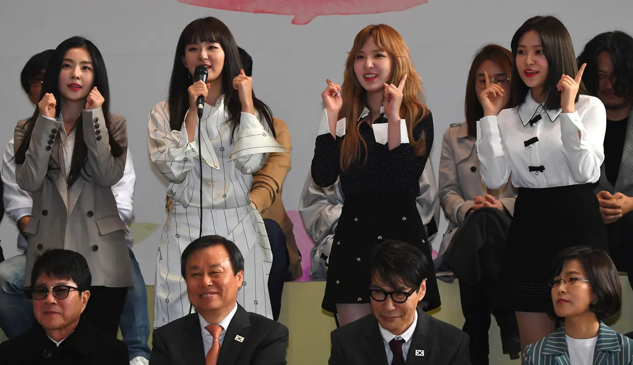 Anggota girlband K-pop "Red Velvet" berbicara kepada media sebelum berangkat ke Pyongyang dari Bandara Internasional Gimpo di Seoul (31/1). Kelompok seniman Korsel ini tampil dalam sebuah konser di Pyongyang pada Minggu (1/4). (Jung Yeon-je / AFP)