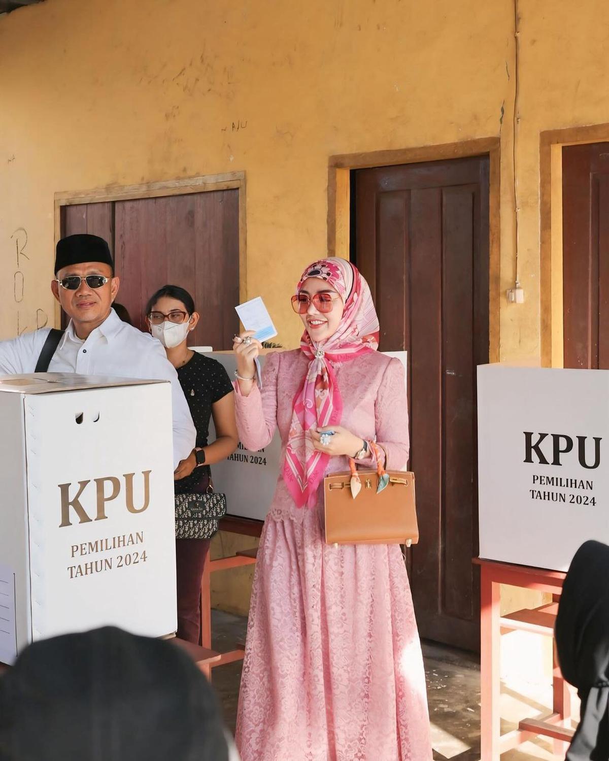 Potret Bella Shofie Nyoblos Pilkada Temani Suami Mencalonkan sebagai Bupati Kabupaten Buru