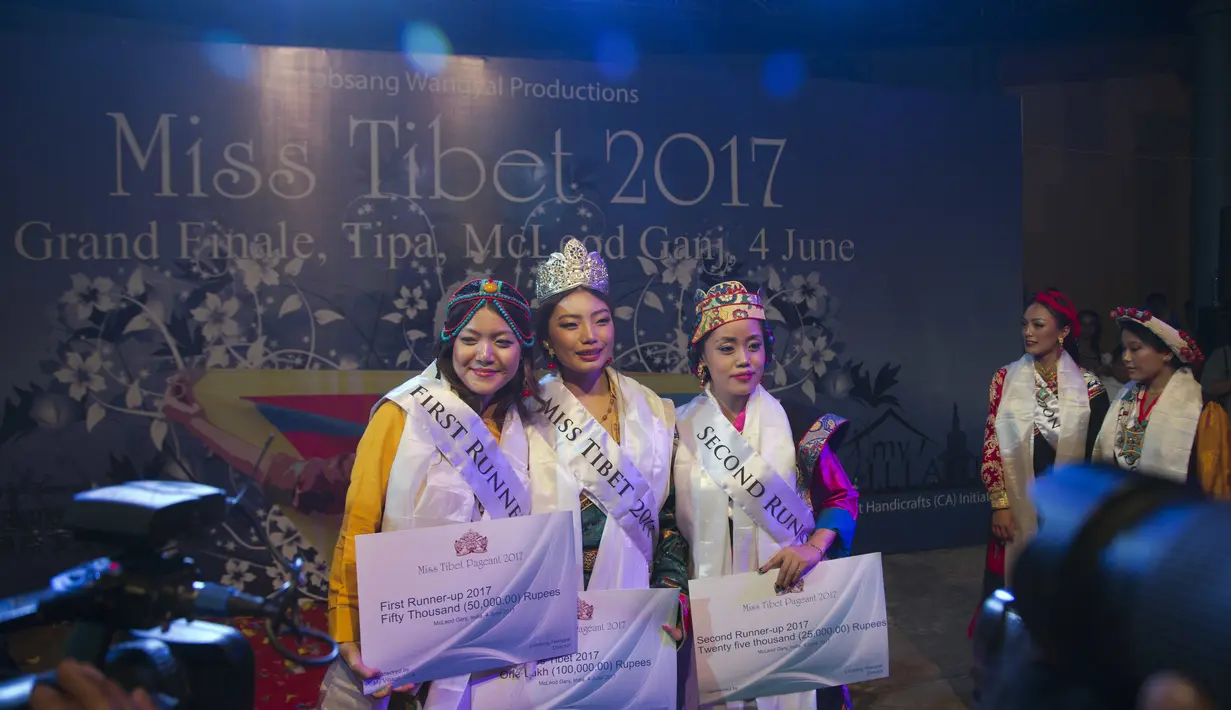 Tiga besar Finalis Miss Tibet 2017 berpose bersama di Dharmsala, India, Minggu (4/6). Kontes tersebut menghadapi kontroversi dari anggota konservatif komunitas Tibet dan feminis. (Foto AP / Ashwini Bhatia)