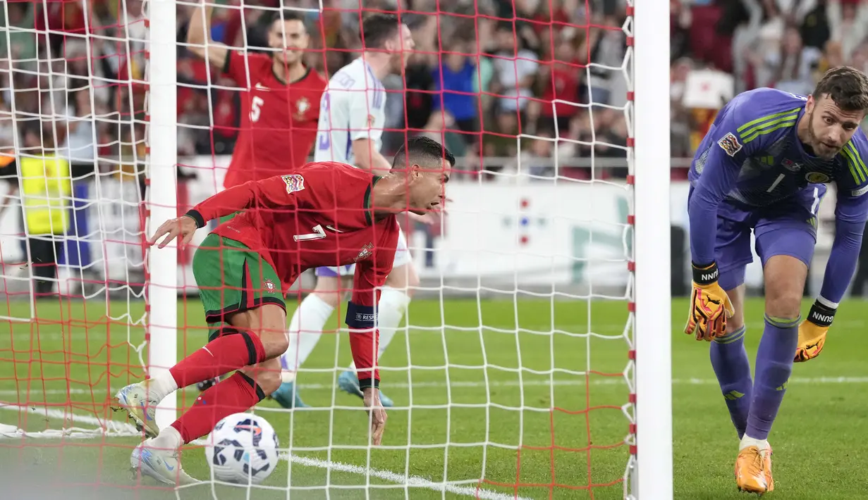 CR7 mencetak gol penentu pada menit ke-88 lewat sontekan jarak dekat meneruskan crossing Nuno Mendes. Skor 2-1 menjadi hasil akhir laga ini. (AP Photo/Armando Franca)