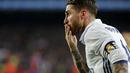 Salam berupa ciuman hangat dari Sergio Ramos untuk fans usai mencetak gol ke gawang Barcelona pada laga El Clasico di Camp Nou Stadium, Barcelona, (03/12/2016).  (AFP/Pau Barrena)