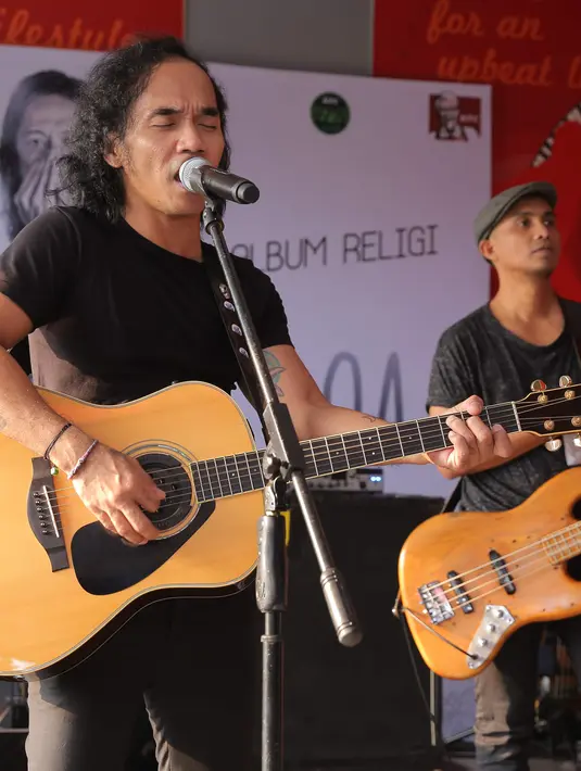 "Tahun lalu merilis single Halal di Ramadan. Tahun ini, rilis single D.O.A. Baru puasa ini Slank merilis album religi. Semoga menjadi song for all season," kata Bimbim di KFC Lenteng Agung, Jakarta Selatan, Rabu (29/6). (Andy Masela/Bintang.com)