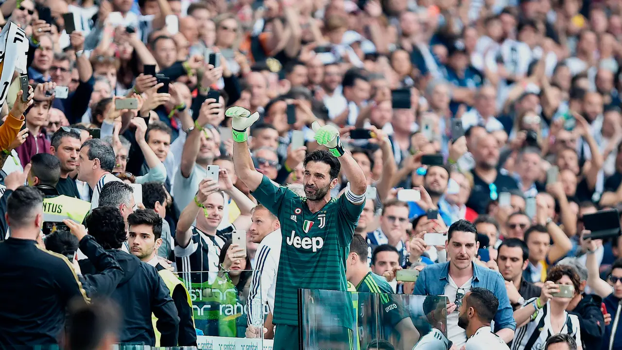 Pelukan Tifosi Juventus untuk Gianluigi Buffon