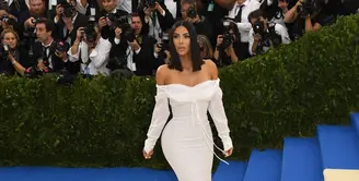 Kisah hidup Kim Kardashian memang tak pernah lepas daari perbincangan publik. Belakangan dikabarkan berpisah dengan Kanye West, namun rumor tersebut ditampik oleh keromantisan di hari ulangtahun pernikahan mereka. (AFP/Bintang.com)