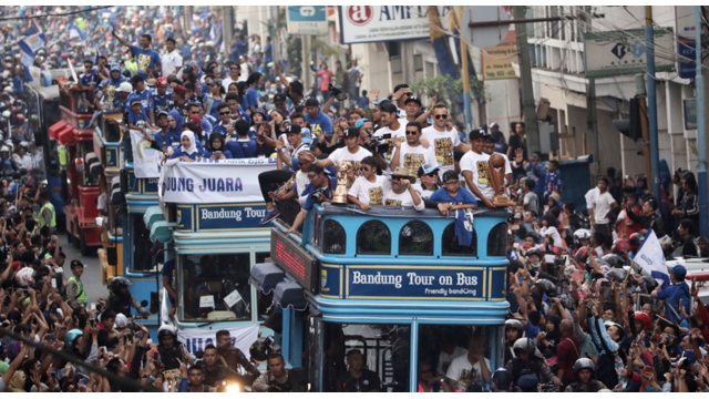 Suasana bobotoh menunggu pawai juara Persib di Kota Baru Parahyangan. Mereka rela menunggu dari pukul 09.00-13.00 WIB.