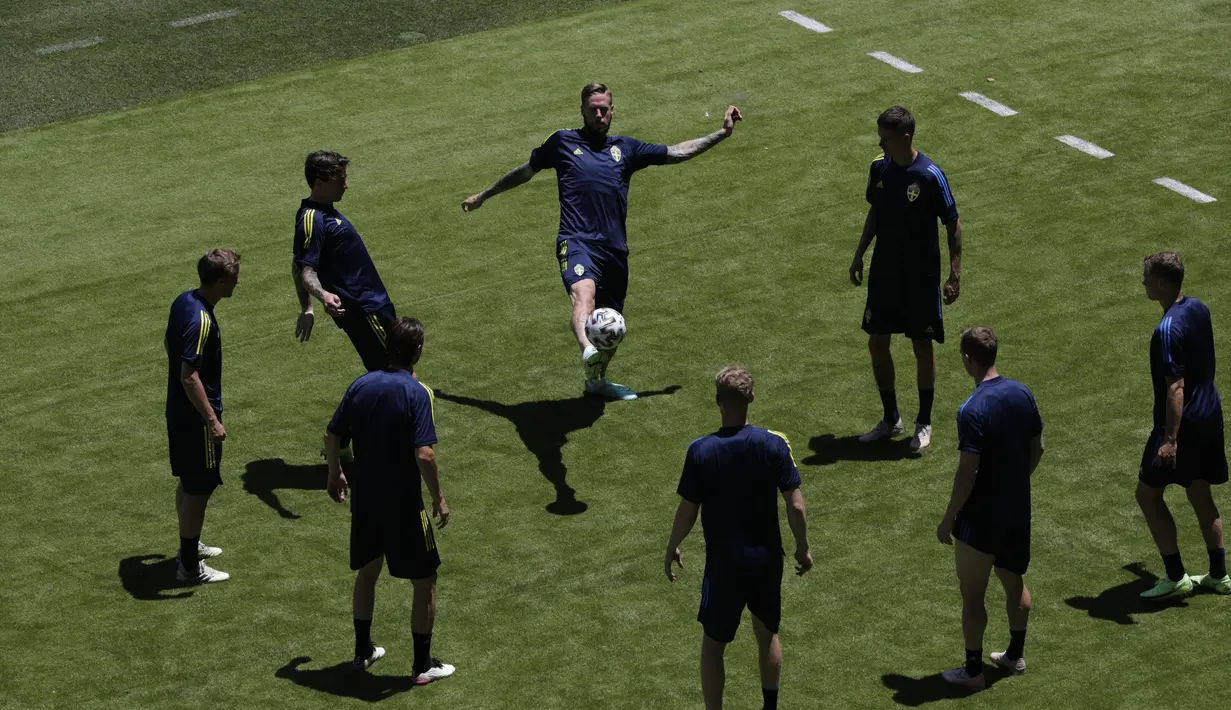 Para pemain Swedia saat mengikuti sesi latihan tim di stadion La Cartuja di Seville, Spanyol, Minggu (13/6/2021). Swedia akan bertanding melawan Spanyol pada Grup E Euro 2020. (Julio Munoz/Pool via AP)