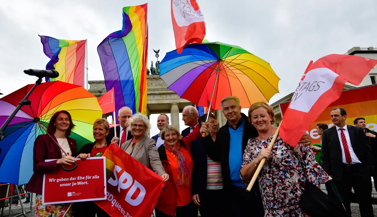 Mantan walikota Berlin Klaus Wowereit saat mengikuti demontrasi kaum LGBT di depan Gerbang Brandenburg di Berlin (30/6). Jerman melegalkan undang-undang pernikahan sesama jenis pada Jumat 30 Juni 2017. (AFP Photo/Tobias Schwarz)