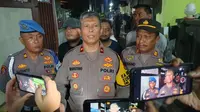 Kapolsek Sukmajaya, Kompol Margiyono menjelaskan terkait penemuan granat dan ratusan butir peluru di sebuah kontrakan di wilayah Sukmajaya, Kota Depok. (Istimewa)