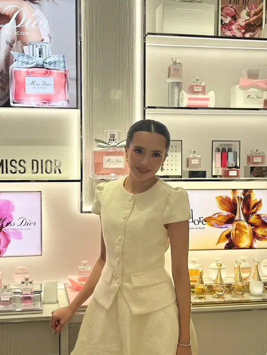 Beby Tsabina terlihat glamor bak lady like dengan tatanan rambut kasual up-do dan formal top putih.  / Foto dok: Fimela.