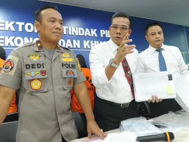 Wakil Dittipideksus Bareskrim Mabes Polri, Kombes Pol Daniel Tahi Monang dan Karo Penmas Divisi Humas Polri, Brigjen Pol Dedi Prasetyo saat rilis pengungkapan pembobolan dana nasabah di Bareskrim Polri, Jakarta, Senin (24/9). (Merdeka.com/Arie Basuki)