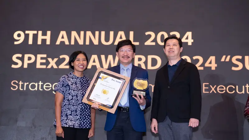 Marco Sumampouw, Direktur Smartfren menerima SPeX Awards 2024 dengan predikat Outstanding Achievement in Sustainability & Governance, di Jakarta. (Dok Sinar Mas)