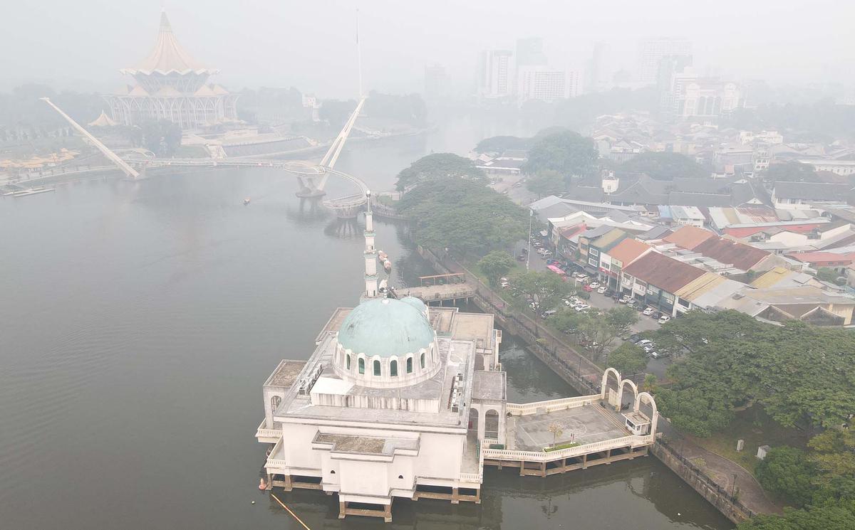Asap Kebakaran Hutan Indonesia Menyelimuti Kota Kuching