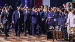 Ketua Umum Partai NasDem Surya Paloh (kiri) mendampingi Presiden terpilih Prabowo Subianto (kanan) saat menghadiri Penutupan Kongres III Partai NasDem di Jakarta Convention Center (JCC), Senayan, Jakarta, Selasa (27/8/2024). (Liputan6.com/Herman Zakharia)