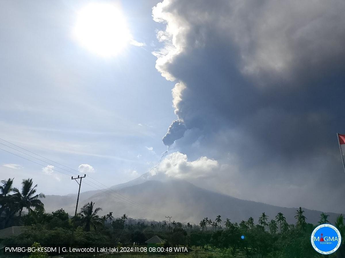 Gunung Lewotobi Laki-Laki meletus dahsyat
