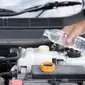 Isi air radiator pakai cairan radiator atau coolant.