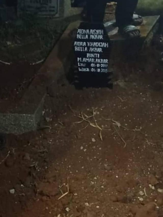 6 Momen Haru Ammar Zoni Saat Memakamkan Putri Kembarnya