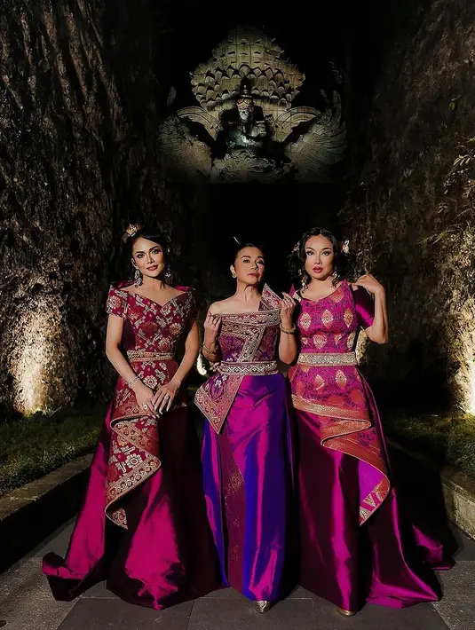 Penampilan memukau Krisdayanti, Ruth Sahanaya, dan Titi DJ dalam acara Wanita Indonesia Mandiri di Garuda Wisnu Kencana (GWK), Bali, benar-benar mencuri perhatian. [@mamauthe/@3divaofficial].