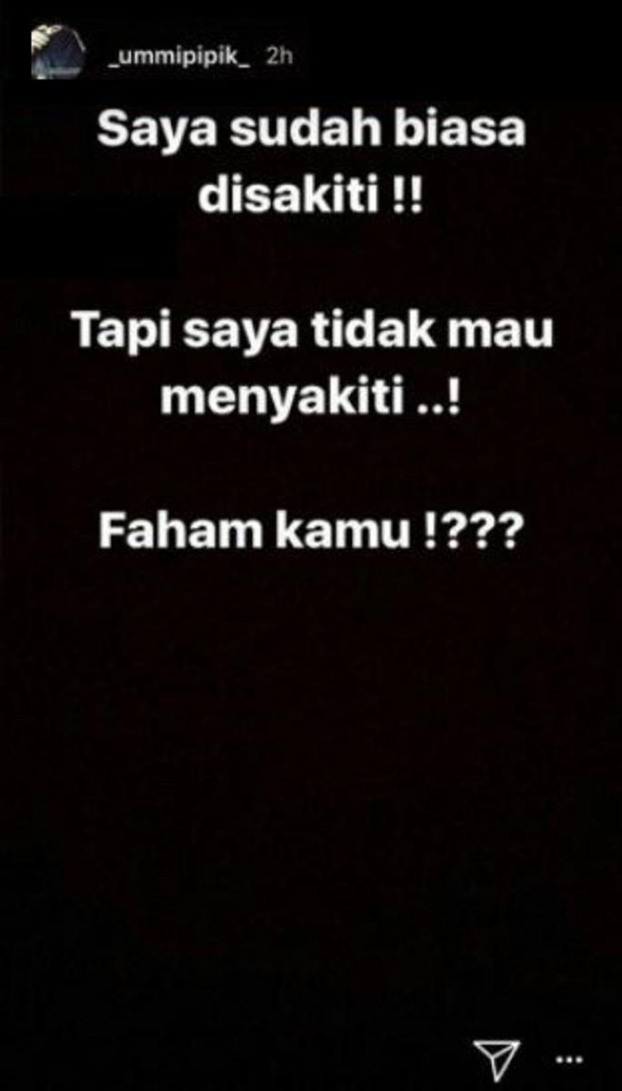 Umi Pipik mengunggah kata-kata sindiran melalui Instgaram Story. [foto: instagram/_ummipipik_]
