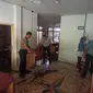 Personel Polsek Cepu bersama pihak Koramil Cepu dan warga Cepu masih berjibaku membersihkan rumah yang terdampak banjir di Cepu Blora. (Liputan6.com/ Ahmad Adirin)