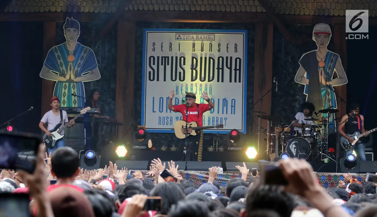 Penyanyi Iwan Fals membawakan lagu pada Seri Konser Situs Budaya di Panggung Kita, Depok, Sabtu (3/3). Dalam konser tersebut, Iwan Fals membawakan lagu-lagu daerah seperti Tegining Amaq dari Lombok dan Sarompi Mpida dari Bima. (Liputan6.com/Arya Manggala)