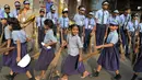 Sejumlah pelajar India membawa sapu saat mengambil bagian dalam 'Swachh Bharat Abhiyan' atau kampanye kebersihan di Hyderabad (12/2). Kampanye ini bertujuan untuk membersihkan jalanan dan infrastruktur di kota-kota India. (AFP Photo/Noah Seelam)