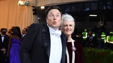 CEO dan chief engineer SpaceX Elon Musk (kiri) bersama&nbsp;ibunya supermodel Maye Musk menghadiri acara Met Gala 2022 di Metropolitan Museum of Art, New York, Amerika Serikat, 2 Mei 2022. Tema Met Gala 2022 adalah "In America: An Anthology of Fashion". (ANGELA WEISS/AFP)