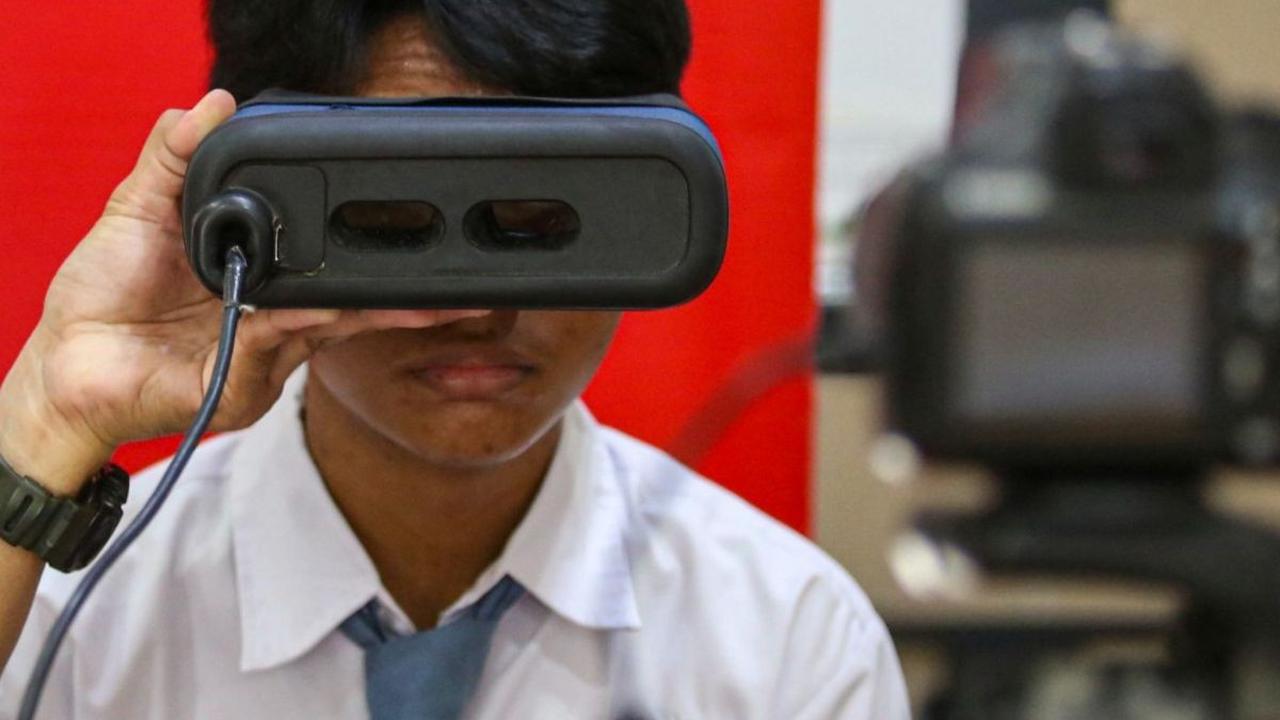 Siswa mengikuti perekaman data identitas retina mata saat perekaman KTP elektronik di SMAN 37 Jakarta, Tebet, Jakarta Selatan, Senin (6/5/2024). (Liputan6.com/Angga Yuniar)