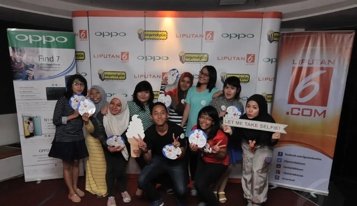 Aksi para Cinemaholic jelang menyaksikan film Doraemon di Blitz Megaplex, Jakarta (13/12/2014). (Liputan6.com/Helmi Fithriansyah)