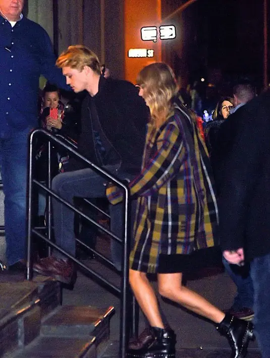 Taylor Swift sendiri baru-bari ini tertangkap bergandengan tangan dengan Joe Alwyn seakan mengonfirmasi gosip yang selama ini beredar. (SplashNews)