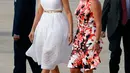Ibu Negara AS, Melania Trump berjalan bersama Shannon Thompson usai turun dari pesawat Air Force One di Pangkalan Udara Andrews, Maryland, (16/4). Presiden Donald Trump dan keluarga berlibur Paskah di Palm Beach, Florida. (AP Photo/Alex Brandon)