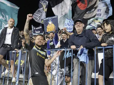 Pemain Lazio, Ciro Immobile, bersama suporter merayakan kemenangan atas Empoli pada laga Liga Italia di Stadion Castellani, Sabtu (3/6/2023). (Marco Bucco/LaPresse via AP)
