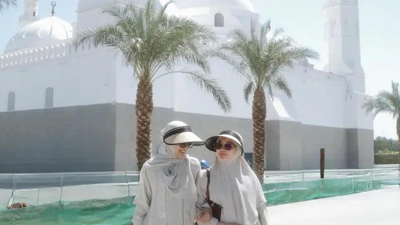 Gaya Annisa Aziza Pakai Hijab dan Baju Syar'i saat Umroh, Tampil Anggun dan Memukau